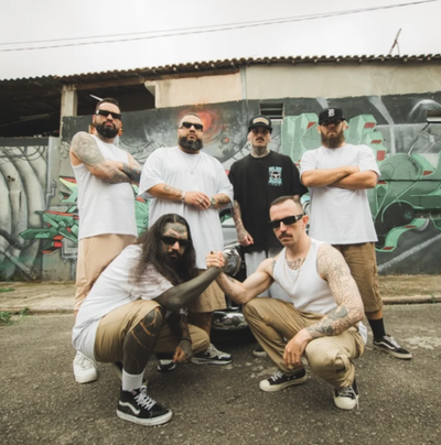 Sujera: Banda lança o álbum “East Side Bomba” evideoclipe de “Não Fica Um”