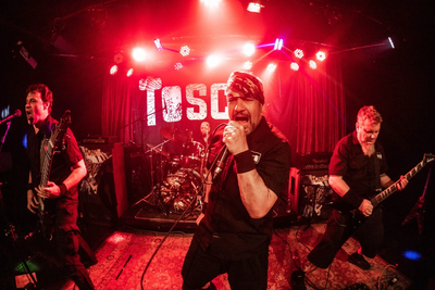 Tosco empunha o facão afiado em novo e violento álbum ao vivo!