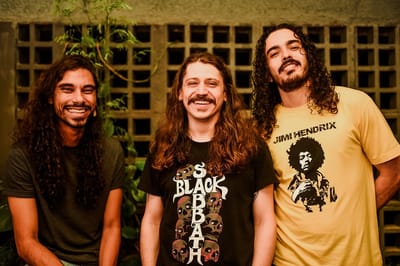 Overfuzz canta em português no álbum Três, com intensa expressão criativa.