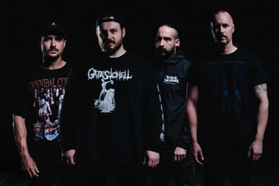 AVERSIONS CROWN ANUNCIA SEU NOVO EP "A VOICE FROM THE OUTER DARK" COM LANÇAMENTO NO DIA 5 DE AGOSTO + ASSISTA AO VIDEOCLIPE DA FAIXA-TÍTULO