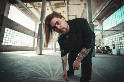 Krad Lança a Poderosa "The War": Uma Confissão Sincera Sobre o Amor que Deixou Marcas