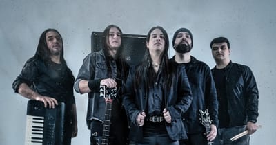 BANDA HERE I AM LANÇA VIDEOCLIPES DOS SINGLES “HEAR ME” E “GONE TOO SOON” ANTES DE ESTREIA COM O PRIMEIRO ÁLBUM “SYNERGY”