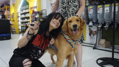 ARTISTA AMERICANA LEATHER LEONE FAZ POST PEDINDO JUSTIÇA PELO CÃO COMUNITÁRIO ORELHA