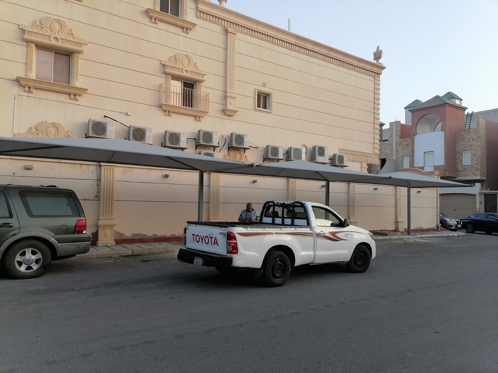 مظلات مواقف سيارات