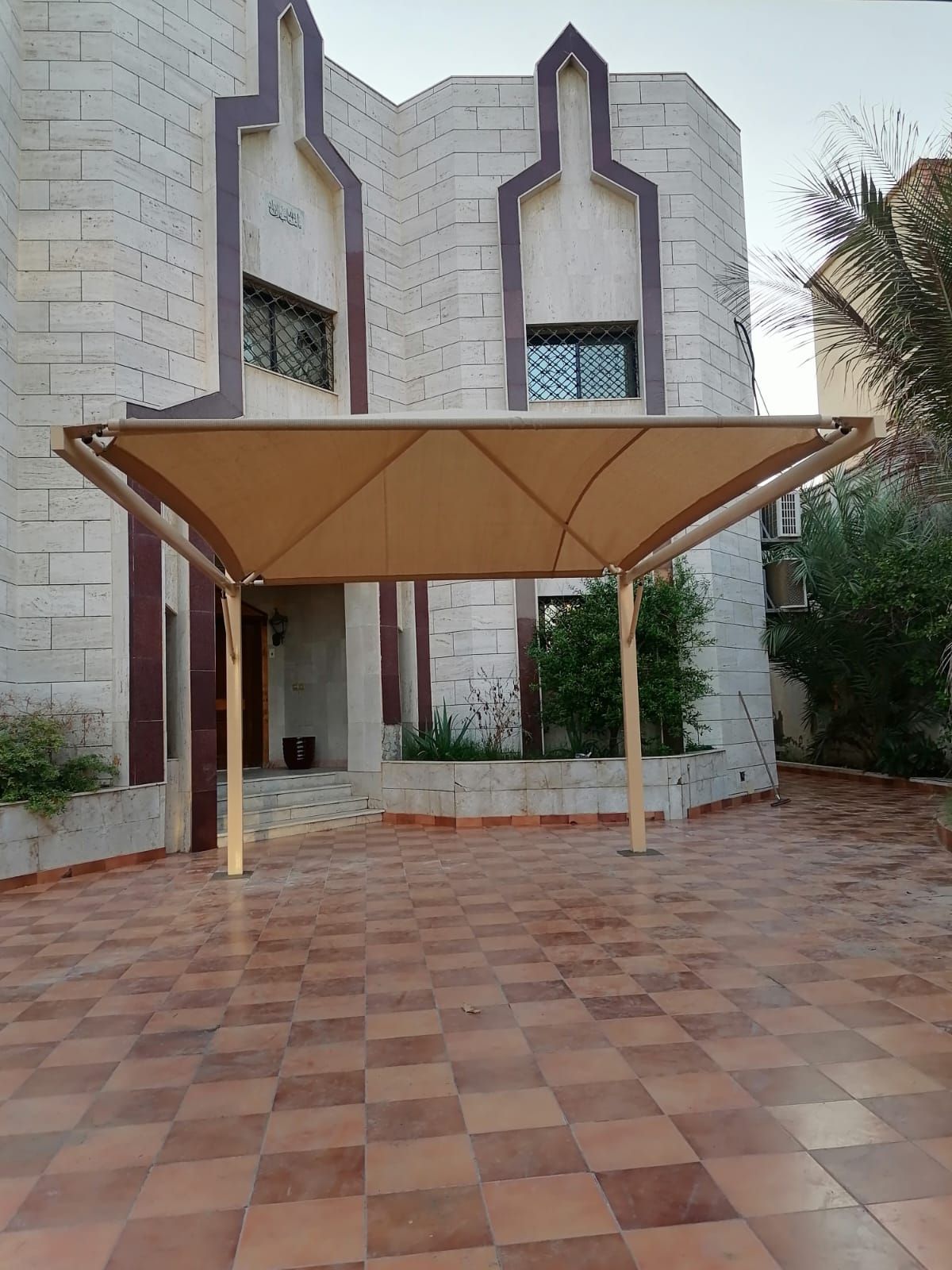 مظلات مواقف سيارات