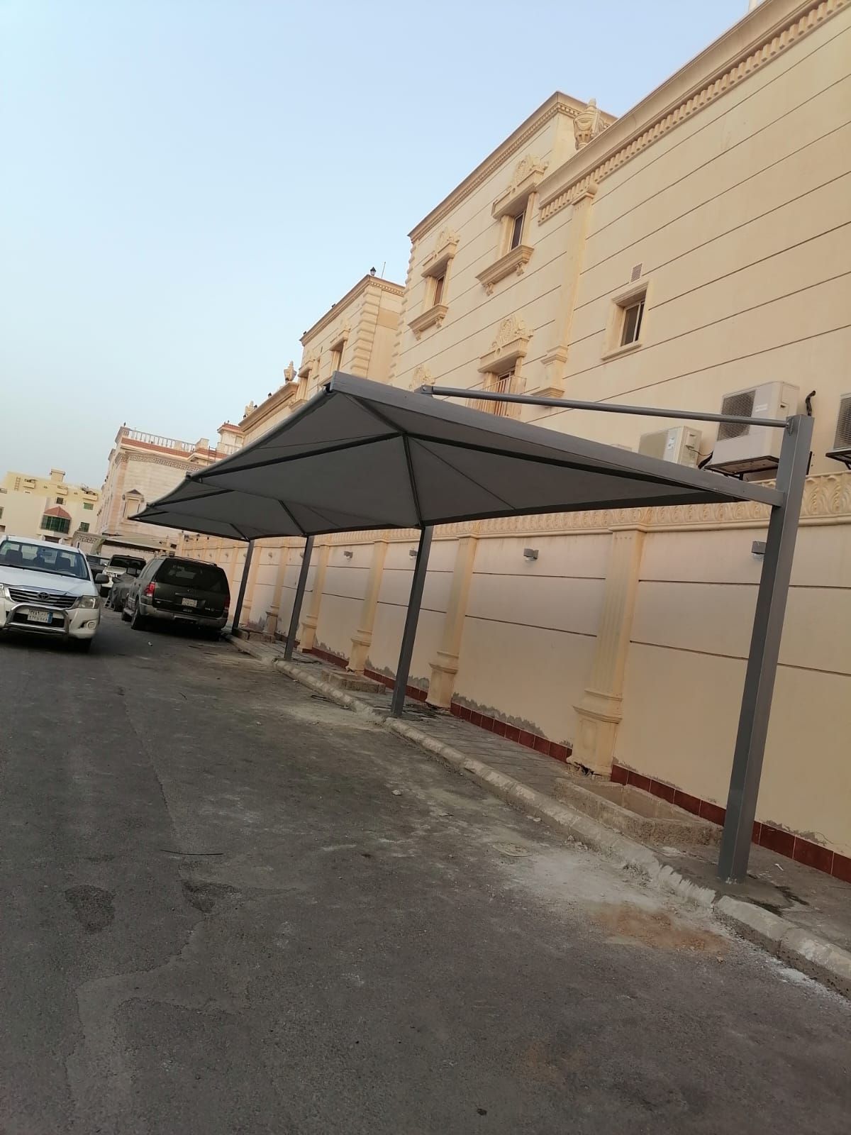 مظلات مواقف سيارات
