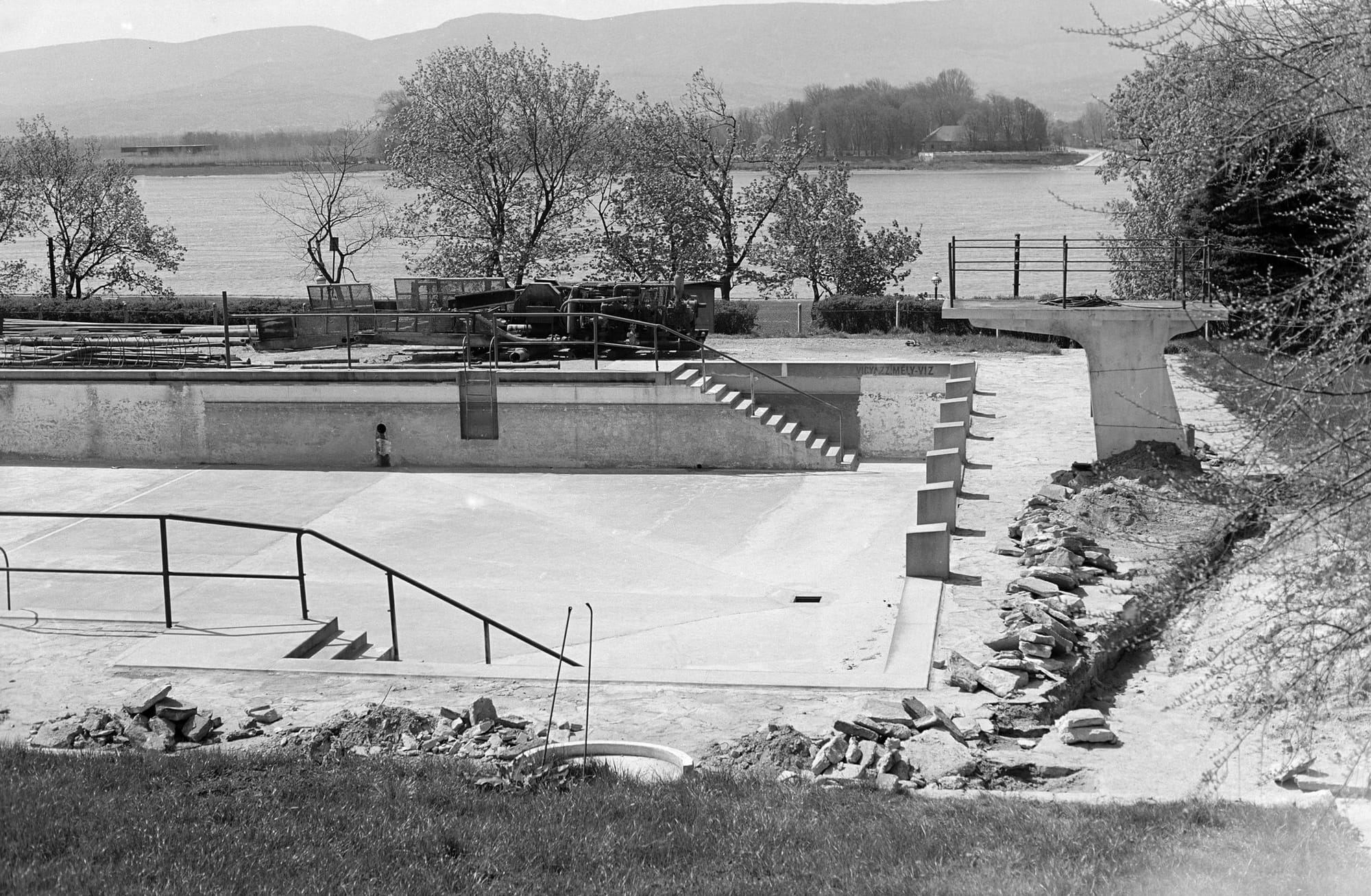 1970 Vác - építkezés a strandon, háttérben a Duna.