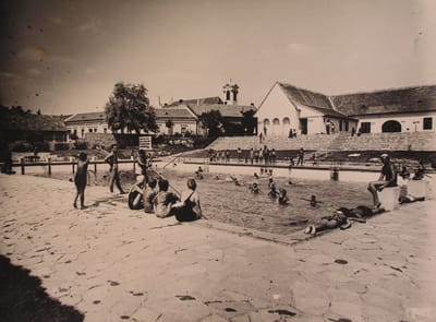 A strand és uszoda története image