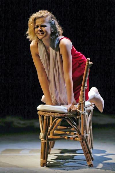 « Kifik ya Leila », pièce de Michel Jabre à l’affiche jusqu’au 5 février au théâtre Monnot*, dépeint avec justesse et maîtrise la vie en ruine d’une femme qui n’est fatale qu’à elle-même. Mira TFAILY | OLJ 16/01/2017