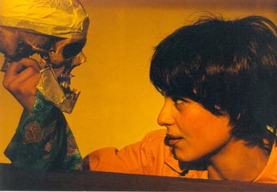 النهار – 5 كانون الاول 1997
نزيه خاطر
في غياب الحب والموت " لميشال جبر"
إمرأة لسانها صُوَر وجسدها مفردات لا تنتهي