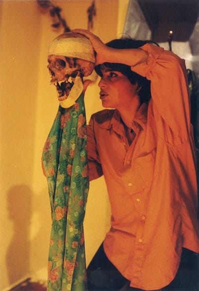 الأسبوع العربي – ايفانا مرشليان – 15/12/1997
مسرحية "لاثنين" إخراج ميشال جبر على "مسرح مونو"
"هي في غياب الحب ... والموت":
لغة الجسد الاشف المضافة إلى لغة الكلمات