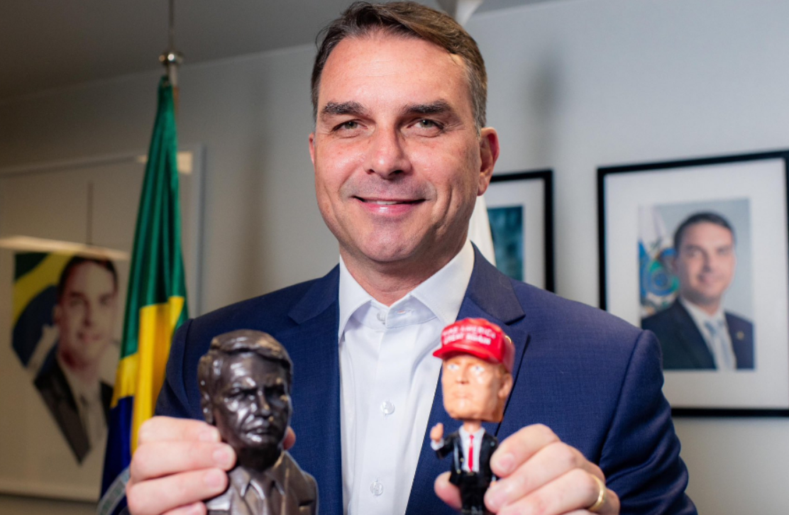 DEPOLITIZADO E SUBSERVIENTE FLÁVIO BOLSONARO QUER IMPOR A DOUTRINA MONROE