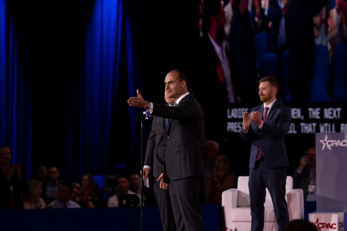 BRASILEIRO  QUE TRAEM O PRÓPRIO PAÍS