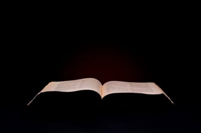 سِفِر الأحبار - الفصل الخامس عشر - ٣ - قواعِد في الطاهر والنجس - للفصل الخامس عشر هو نجاسات المرأة الجنسيَّة - ٢ - الحالة المرضيَّة - الآيات الخامسة والعشرون حتَّى الثالثة والثلاثون