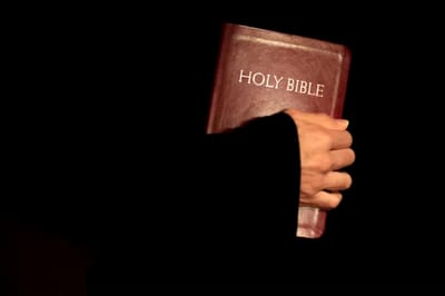 سِفِر الأحبار - الفصل السادس عشر - ٣ - قواعِد في الطاهر والنجس - للفصل السادس عشر هو يوم التكفير - ٤ - ذبائح الشعب - الآيات الخامسة عشر حتَّى الثانية والعشرون