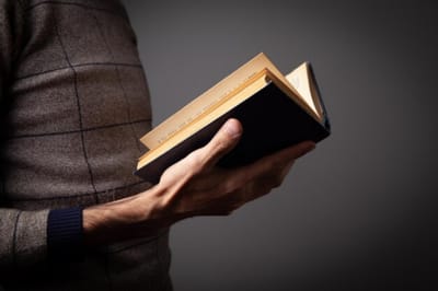 سِفِر الأحبار - الفصل العشرون - ٤ - شريعة القداسة - للفصل العشرون هو عقوبة إهانة الوالدين والزنا - الآيات التاسعة حتَّى الحادية والعشرون