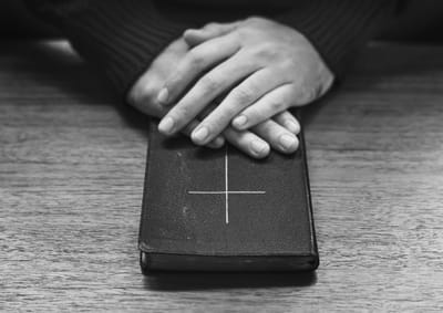 سِفِر العدد - الفصل السابع - ٢ - تقادم الرؤساء وتكريس اللاَّويين - للفصل السابع هو تقديم الهدايا والقرابين لبيت الربّ - عنوان المقطع طريقة كلام الربّ مع موسى - الآيات الرابعة والثمانون حتَّى التاسعة والثمانون