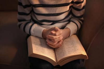 سِفِر العدد - الفصل الخامس عشر - ٦ - أحكام في الذَّبائح وسلطات الكهنة واللاَّويين - للفصل الخامس عشر - عنوان المقطع أهداب الثياب - الآيات السابع والثلاثون حتَّى الحادي والأربعون