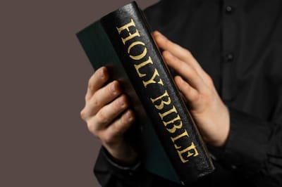 سِفِر العدد - الفصل الحادي والثلاثون - ٩ - تَقسيم الغنائم والأراضي - للفصل الحادي والثلاثون - عنوان المقطع القرابين - الآيات الثامنة والأربعون حتَّى الرابعة والخمسون