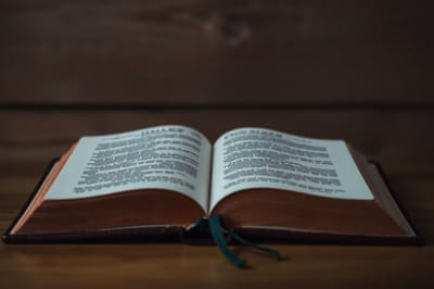 سِفِر تثنية الإشتراع - الفصل العاشر - عنوان المقطع موت هارون أفرَدَ الرّبُّ سِبط لاوي - الآيات السادسة حتَّى التاسعة