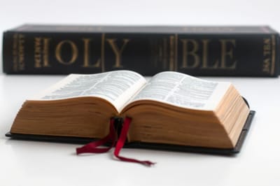 سِفِر تثنية الإشتراع - الفصل الحادي والعشرون - ٢ - مجموعة فَرائِض وأحكام تثنية الإشتراع - عنوان المقطع دَفْن المشنوقين - الآيات الثانية والعشرون حتَّى الثالثة والعشرون