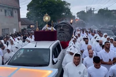 بالصورة : سيدني تشهد حدثًا روحانيًّا غير مسبوق : تثبيت أكبر تمثال برونزي لوجه القدّيس شربل بعد مسيرة إيمانية حاشدة !