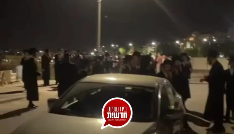 במחאה על אירוע הענק: קיצונים הגיעו להפגין מול ביתו של ראש העיר וגרמו נזק לשער הכניסה