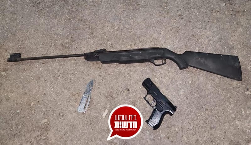 שני חשודים נעצרו: שוטרים תפסו ברכב בעיר - רובה ציד, אקדח וסכין