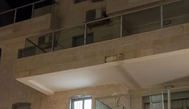 נס בליל שבת ברחוב תלמוד בבלי: אבן נפלה מגובה – ונמנע אסון