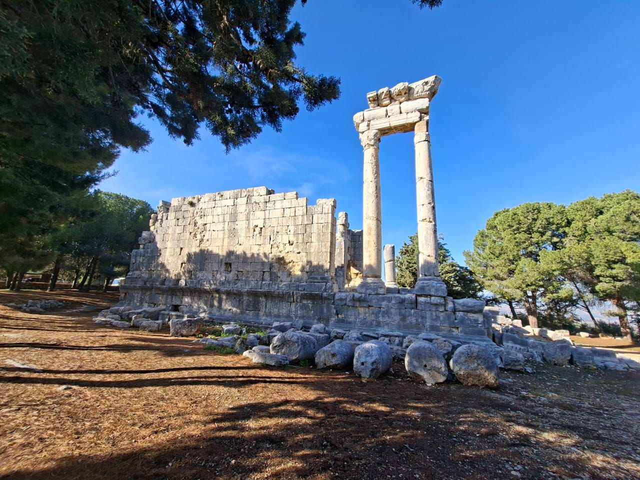 معبدي ناوس في بلدة عين عكرين - منطقة من لبنان