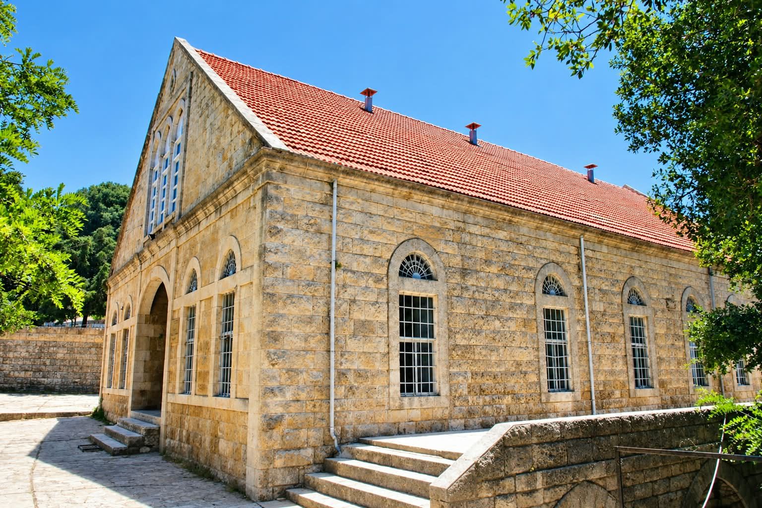 مدرسة مشمش الرسمية في قضاء جبيل: ذاكرة تربوية وعمارة تراثية مهددةد. خولا الخوري