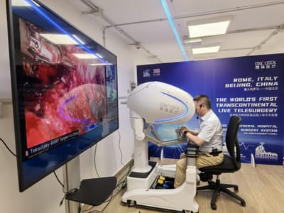 عندما يجري الطبيب عملية من قارة أخرى… الجراحة عن بُعد تفتح بابًا جديدًا للطب