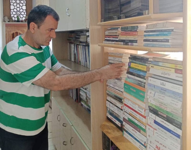 رضوان عيد يجعل من مكتبته المنزلية مرجعا للباحثين ويهدي كتب شهريا للطلاب