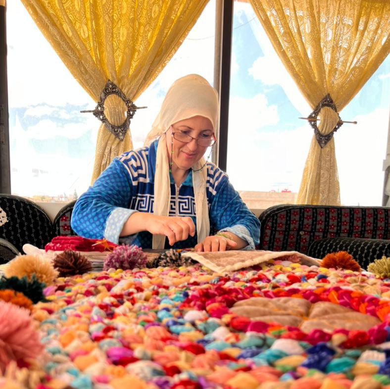 مشيرة الزير ..حرفية تعيد إحياء الأقمشة المستعملة بقالب فني تراثي