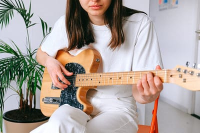 Guitar Lessons: Online Vs. Classroom Learning