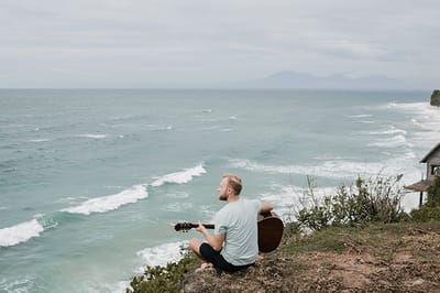 How does a guitar teacher help students learn better?