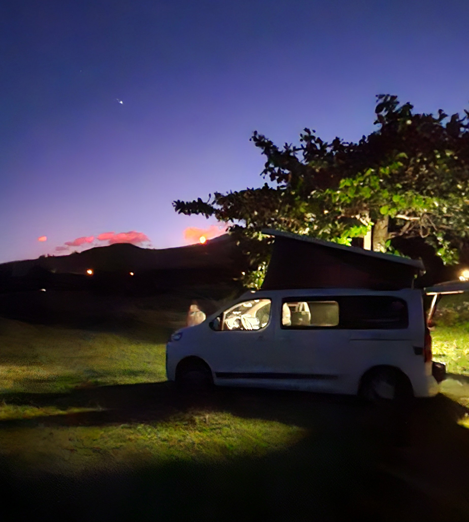 Sous les lueurs du volcan