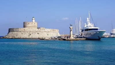 Ο απόλυτος οδηγός σας για την ενοικίαση αυτοκινήτου στη Ρόδο που μπορεί και  ξεκλειδώνει της μαγείες του νησιού.