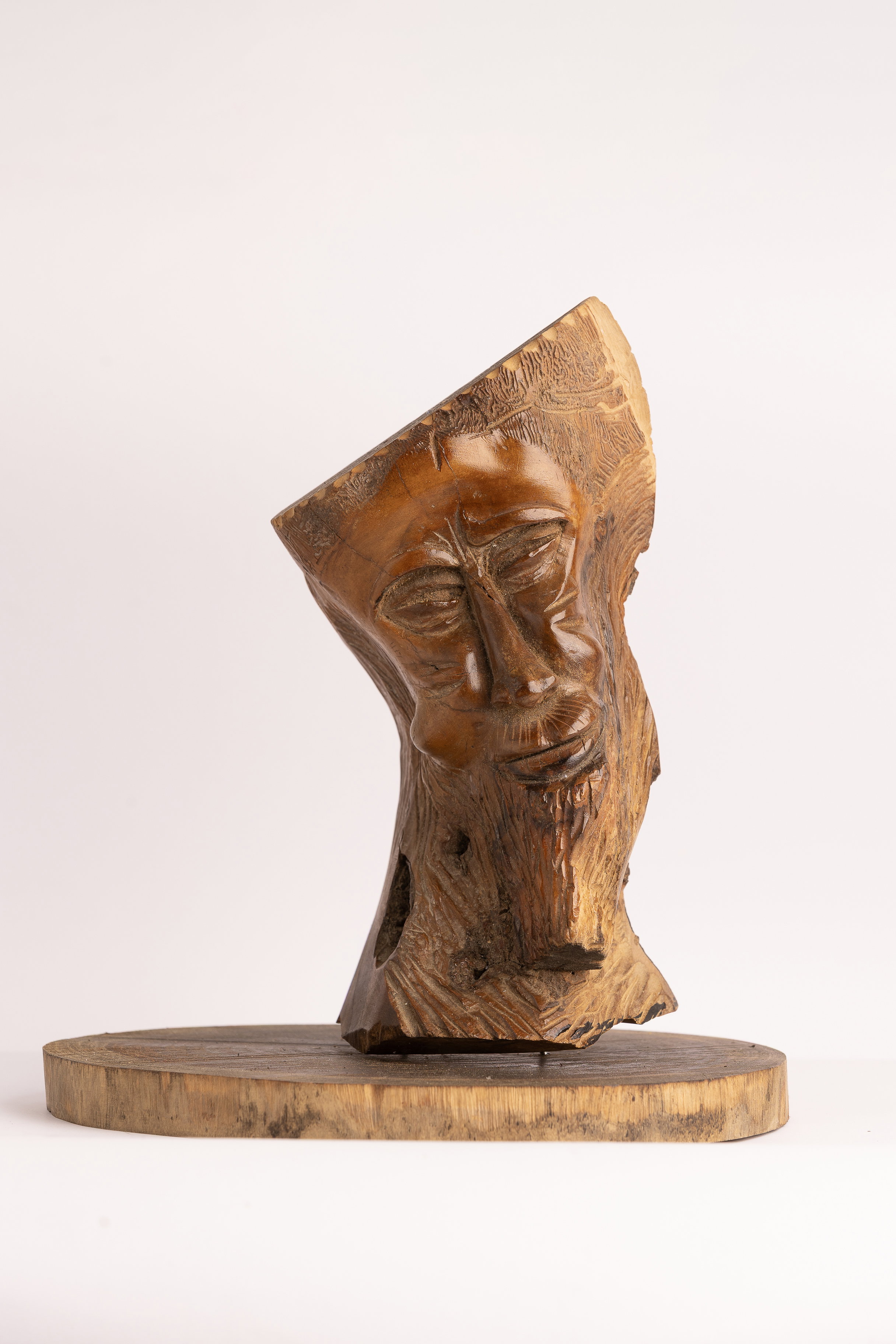 Photographing sculptures in tap/wood