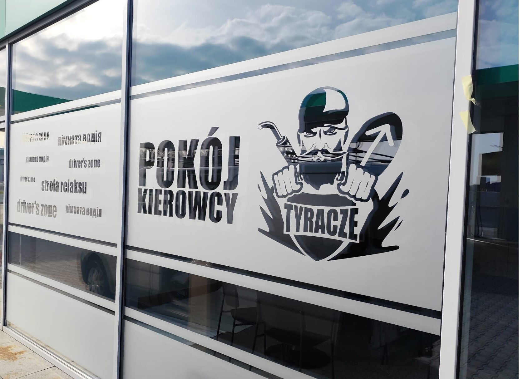 Oklejanie witryn folią