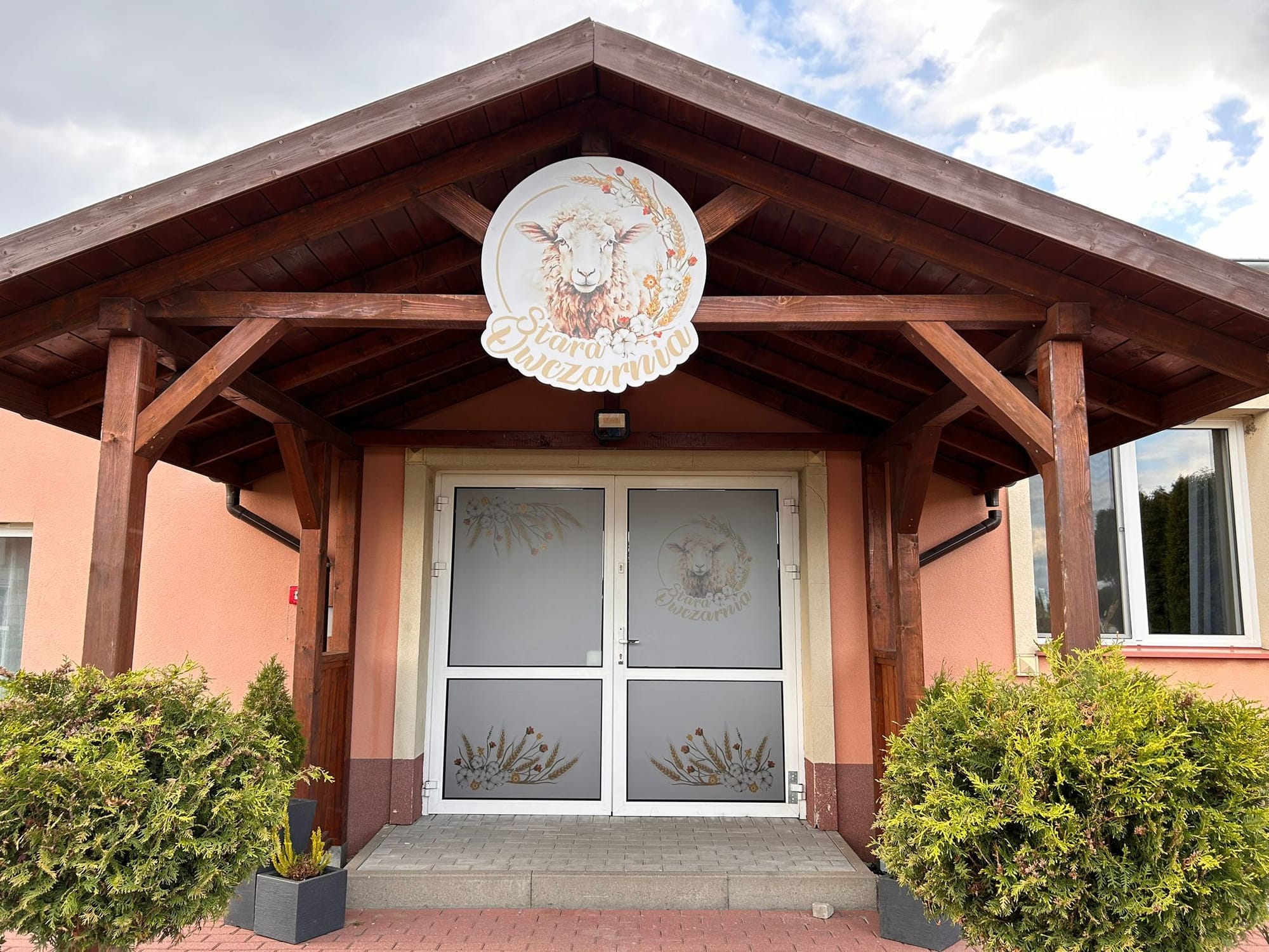 Oklejanie witryn folią