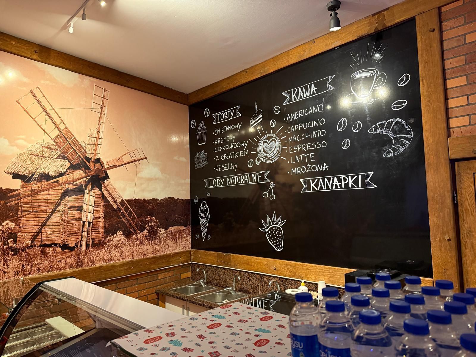 Oklejanie witryn folią