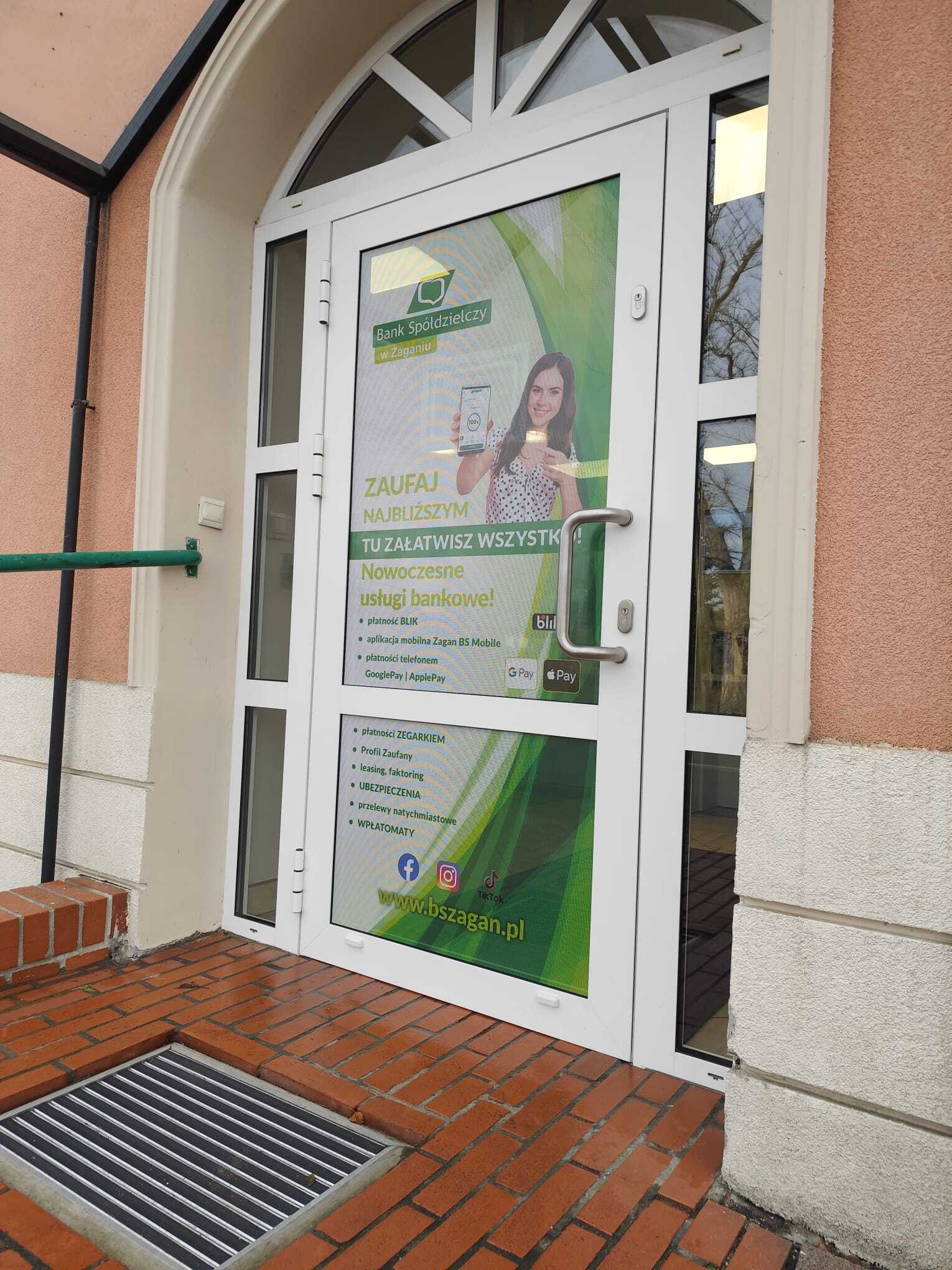 Oklejanie witryn folią