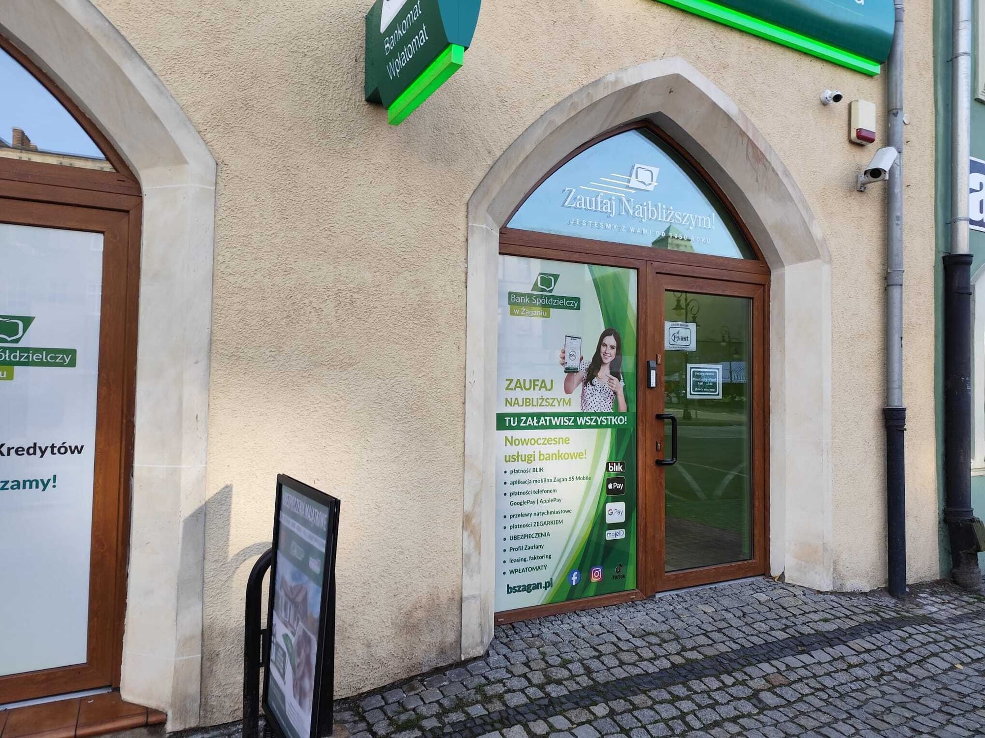 Oklejanie witryn folią