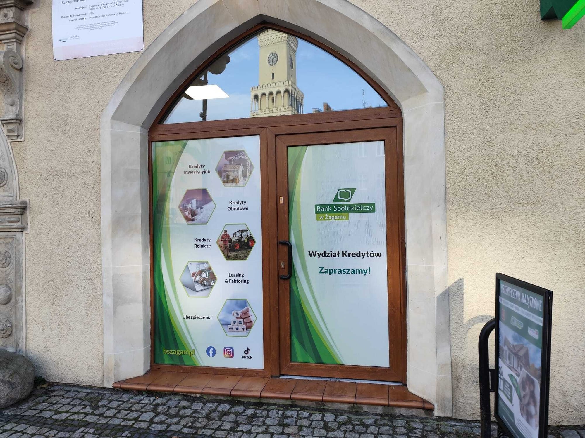 Oklejanie witryn folią