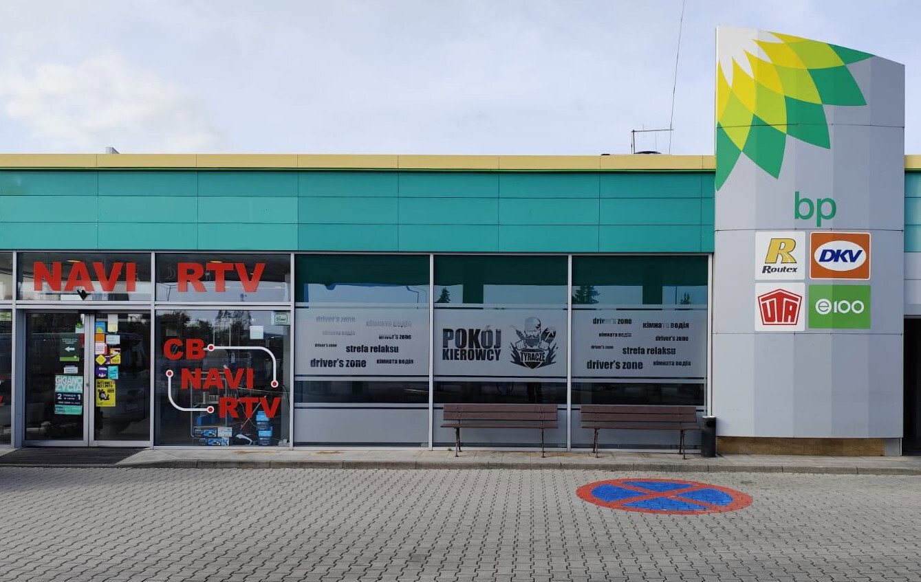 Covering shop windows with foil