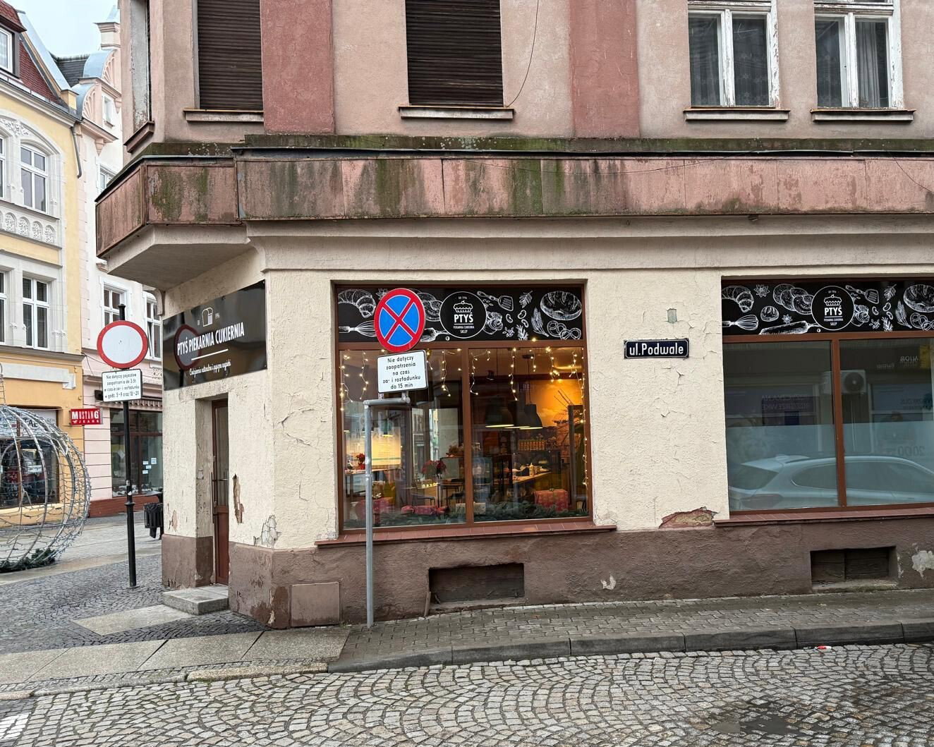 Covering shop windows with foil