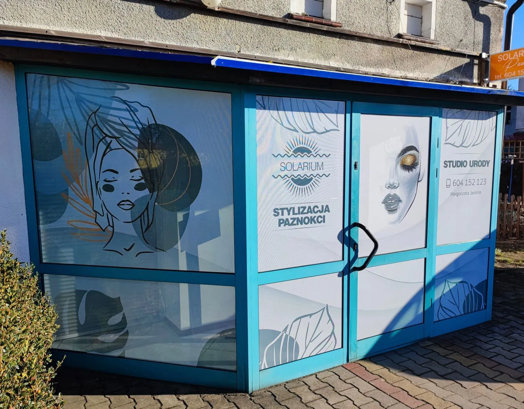 Covering shop windows with foil