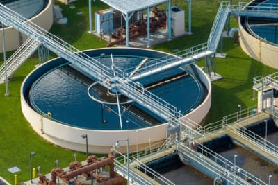 خدمات المشاريع المائية في السعودية: من بناء المسابح إلى تصميم النوافير الراقصة