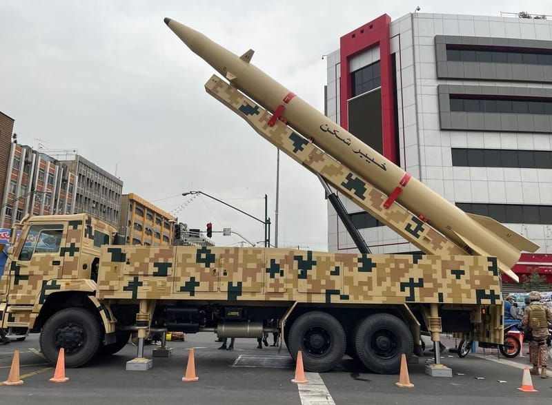 إيران تتوعّد أمريكا وإسرائيل بردّ قوي وتكشف عن صاروخ باليستي نوعي جديد